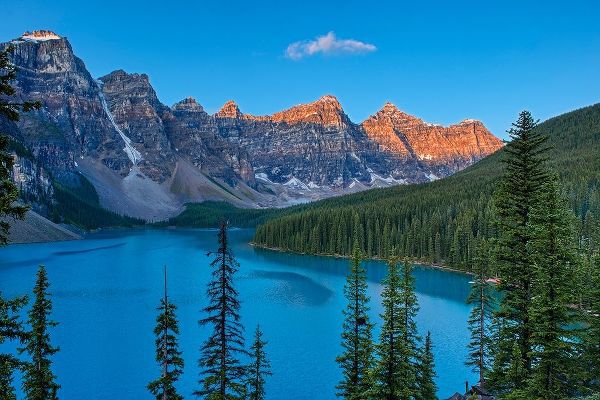 Canada-Alberta-Banff National Park Moraine Lake and Valley of the Ten Peaks at sunrise